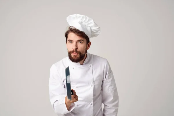 요리사의 제복을 입은 주방에서 요리 산업을 하고 있는 한 남자 — 스톡 사진