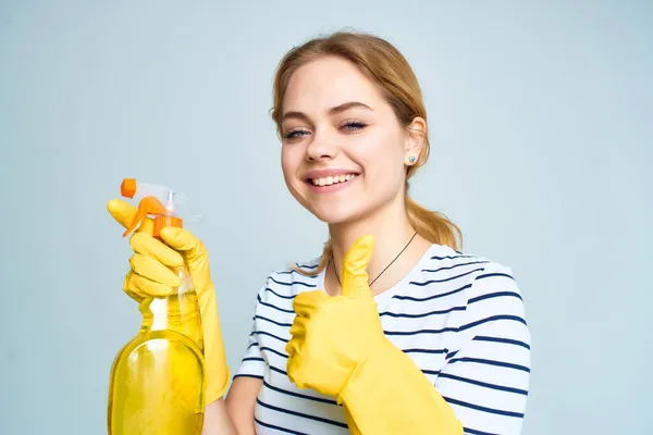 Çizgili tişörtlü kadın deterjan koruyucu eldiven stüdyosu — Stok fotoğraf