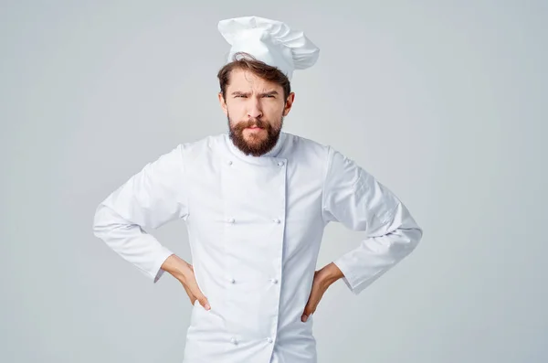 Bärtiger Mann Koch mit Brot in der Hand heller Hintergrund — Stockfoto