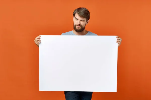 Emotionele man met een model poster korting studio levensstijl — Stockfoto