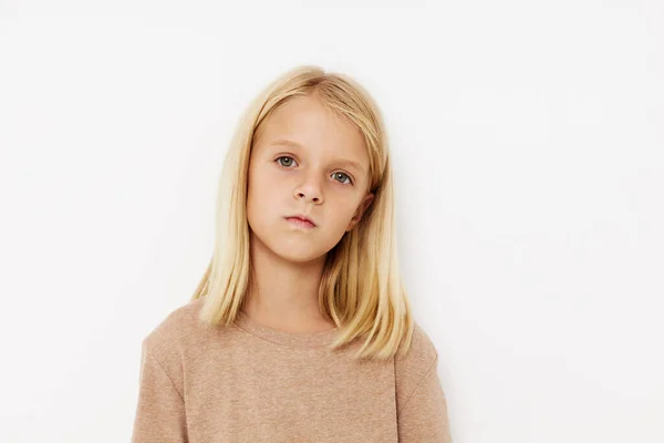 Glad barn med blont hår isolerad bakgrund — Stockfoto