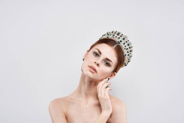 Lüks bir kadının portresi çıplak omuzlar kozmetik moda izole edilmiş arka plan