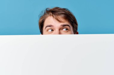 Beyaz maket posterli işadamları imzalı kopya-uzay mavi arkaplan