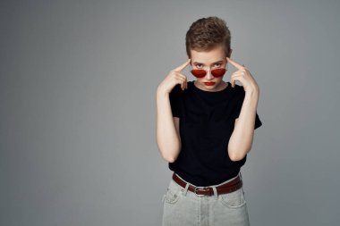 Güzel kadın siyah tişört modern tarz koyu arkaplan