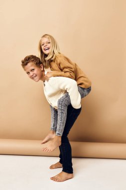 Erkek ve kız kardeş eğlenceli moda gençliği şık giyimli çocukluk