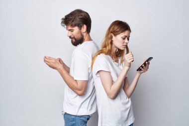 Evli çiftler tartışır kıskançlık telefon görüşmeleri izole edilmiş geçmiş