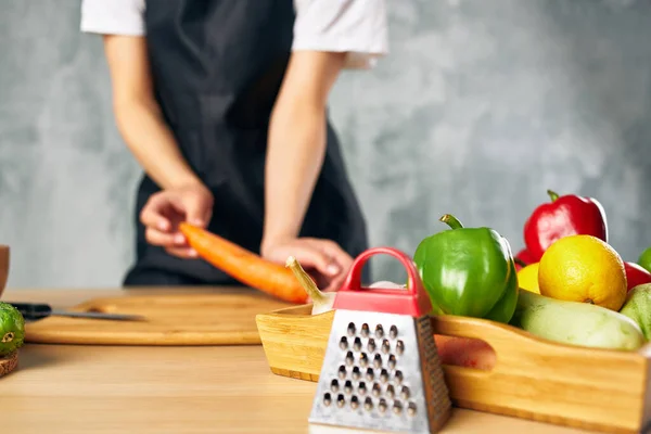 Ama de casa en la cocina corte de verduras tabla de cortar —  Fotos de Stock