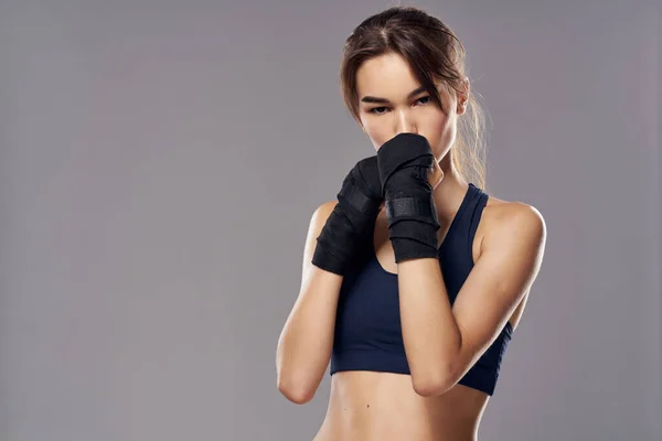 Mulher bonita boxe exercícios de treino aptidão posando estúdio estilo de vida — Fotografia de Stock