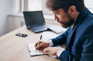 Ofis duyguları teknolojilerinde bir dizüstü bilgisayar için çalışan işadamları