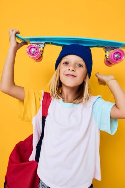 Kafasında kaykay olan şık bir kız.