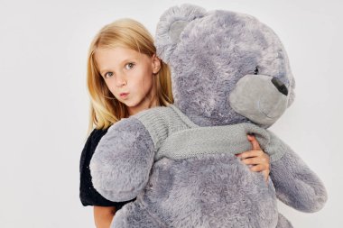 Siyah tişörtlü duygusal kız çocuk yaşam tarzı konseptini bozuyor