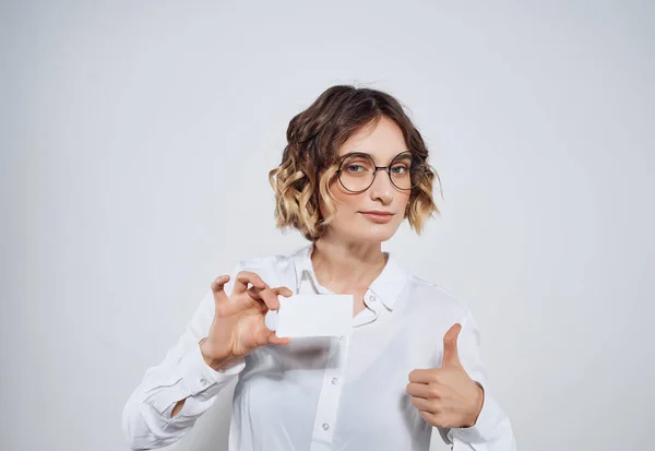 Affärskvinna i vit skjorta dokument sekreterare arbete — Stockfoto
