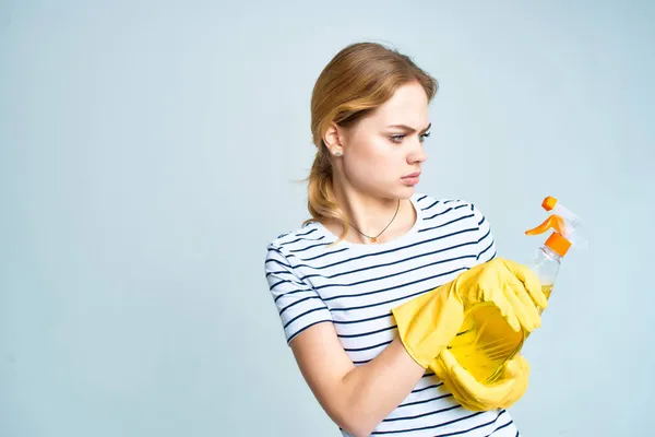 Femme gaie en t-shirt rayé femme au foyer détergent nettoyage — Photo