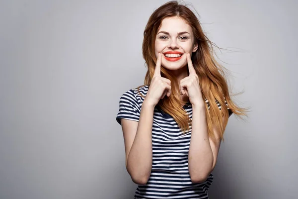 Mooie vrouw kapsel vreugde poseren mode aantrekkelijk look geïsoleerde achtergrond — Stockfoto