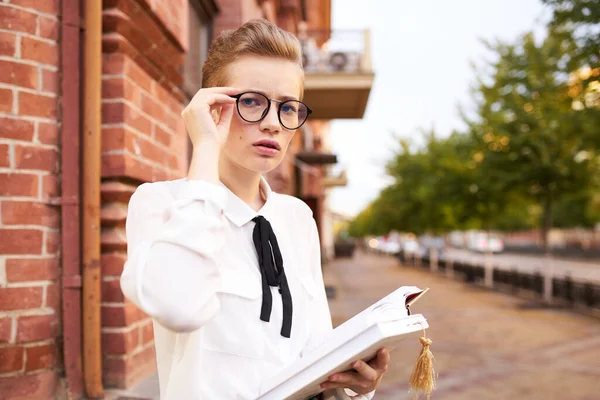 Student na ulici v blízkosti budovy odpočinek komunikace — Stock fotografie