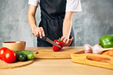 Mutfakta sebze pişirmek. Sağlık vitaminleri.