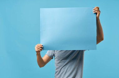 Sakallı adam izole edilmiş arka planda bir maket posteri tutuyor. Yüksek kalite fotoğraf