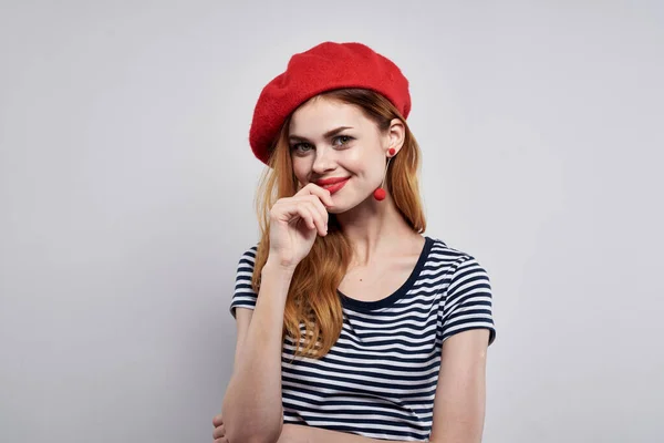 Hermosa Mujer Una Camiseta Rayas Posando Sobre Fondo Aislado Foto —  Fotos de Stock