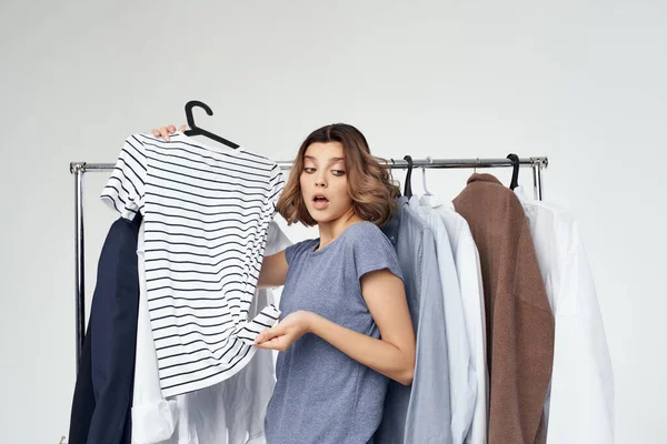 Bella Donna Con Gli Occhiali Accanto Vestiti Sfondo Chiaro Foto — Foto Stock