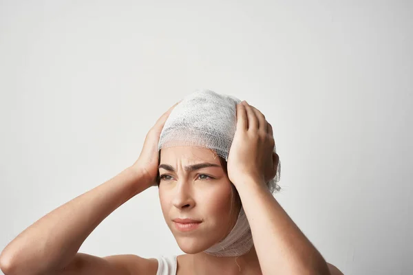 Bandagerat läkemedel mot huvudskada — Stockfoto