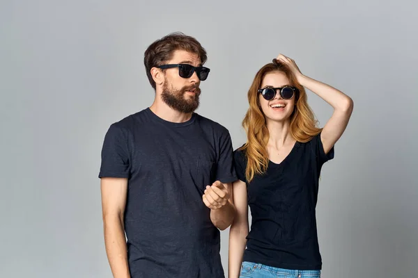 Mladý pár přátelství komunikace romantika nošení sluneční brýle izolované pozadí — Stock fotografie