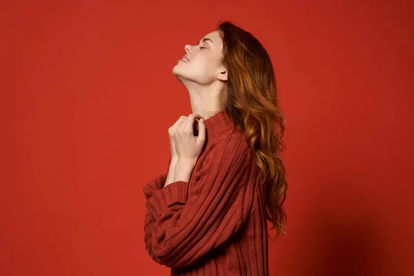 Kobieta Czerwonym Swetrze Odosobnionym Tle Wysokiej Jakości Zdjęcie — Zdjęcie stockowe