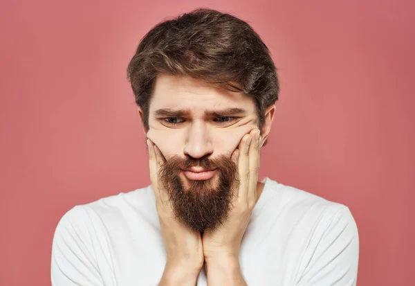 Homem emocional em uma camiseta branca irritado expressão facial Estilo de vida — Fotografia de Stock