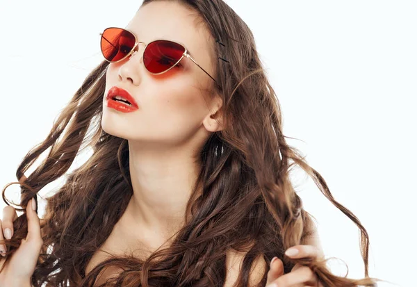 Hezká žena nahá ramena červená rty módní brýle — Stock fotografie