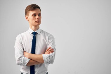 Neşeli adam kravatını düzeltiyor. Profesyonel başarı.