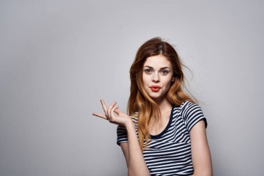 Stüdyoda gri üzerine poz veren neşeli bir kadın. Yüksek kalite fotoğraf