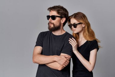 evli çiftler birlikte sosyalleşiyorlar moda ışığı arka planı oluşturuyorlar