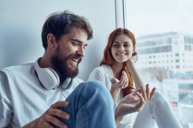 Oğlan ve kız pencerenin kenarında oturuyorlar.