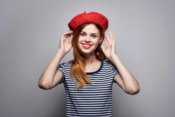 Mulher Alegre Usando Chapéu Posando Foto Alta Qualidade — Fotografia de Stock