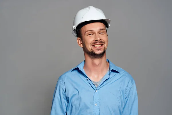 穿着蓝色衬衫的男性建筑工人在独立的背景下工作感情 — 图库照片