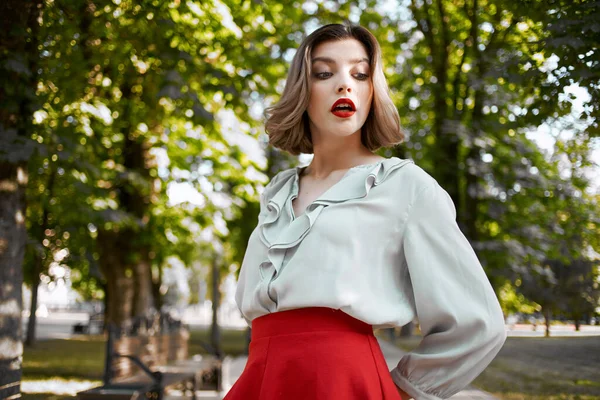 Hermosa mujer en una falda roja ciudad paseo diversión ocio verano —  Fotos de Stock