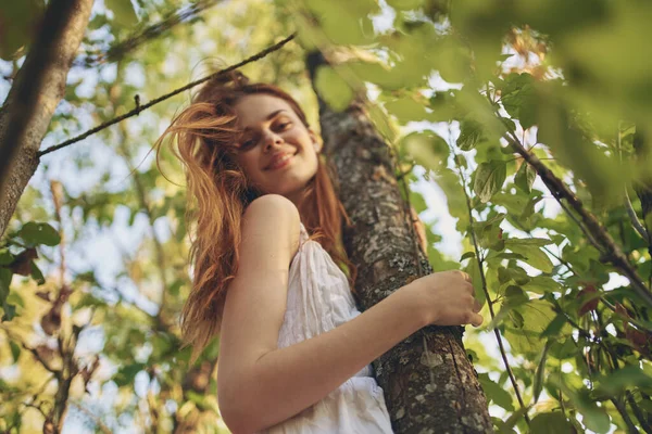 Χαρούμενη Όμορφη Γυναίκα Κοντά Στο Πράσινο Δέντρο Στο Δάσος — Φωτογραφία Αρχείου