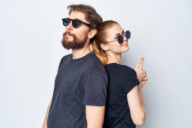 Birlikte sosyalleşen genç bir çift modadan soyutlanmış arka plan.