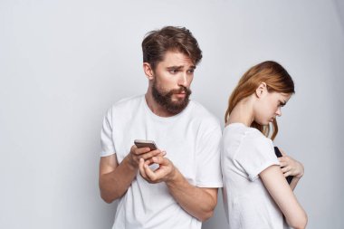 Genç bir çift kıskançlık yüzünden tartışıyor. İletişim ışığının arka planına telefon ediyor.