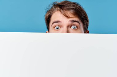 Müdür, arka planda beyaz pankart reklamı yapıyor. Yüksek kalite fotoğraf