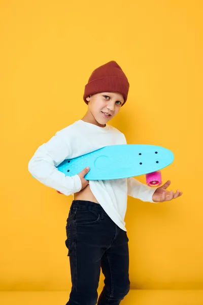 Portrét roztomilých chlapců v červeném klobouku skateboard v jeho rukou Dětství životní styl koncept — Stock fotografie