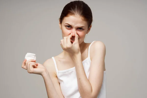 Mujer Camiseta Blanca Sobre Fondo Claro Foto Alta Calidad —  Fotos de Stock