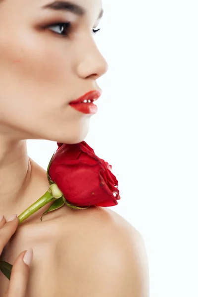 Žena atraktivní vzhled růže květiny čisté kůže pózování — Stock fotografie