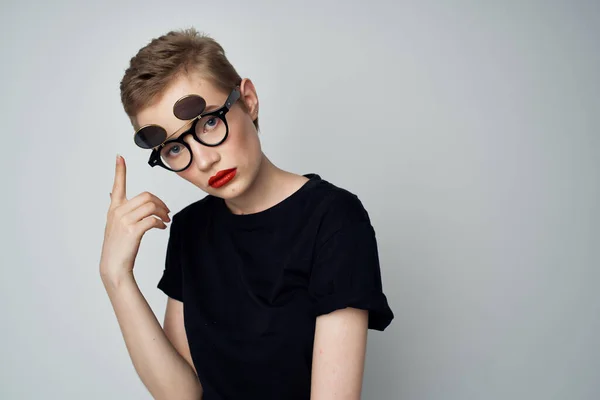 Short haired woman with double glasses fashion isolated background — Stock Photo, Image