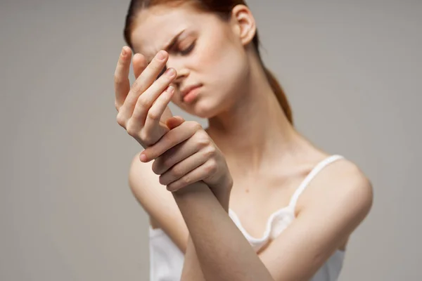 Mujer Descontenta Aferrándose Brazo Problema Salud —  Fotos de Stock