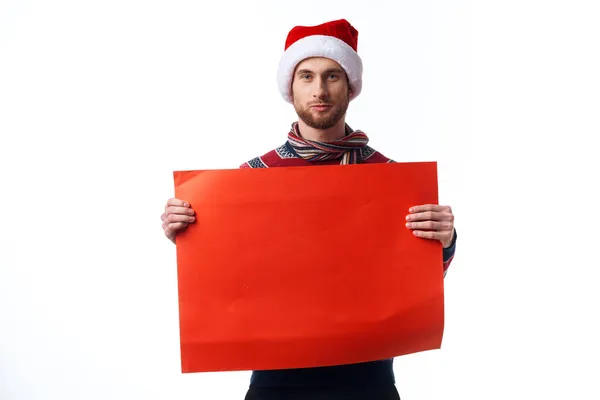 Homme émotionnel panneau d'affichage en papier rouge publicité Noël fond de lumière — Photo