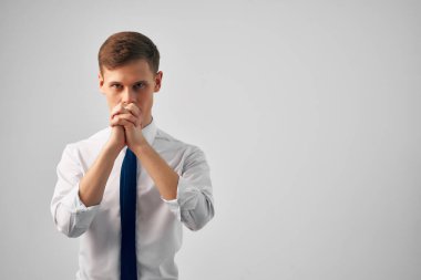 Takım elbiseli bir iş adamı yönetici ofis yöneticisi
