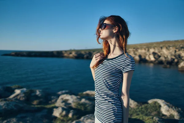 Woman Sunglasses Posing Sea Fresh Air High Quality Photo — Stock Photo, Image