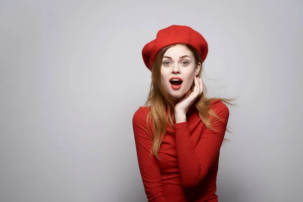 Femme Gaie Avec Une Casquette Rouge Studio Posant Photo Haute — Photo