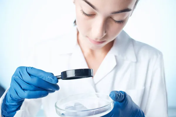 Medico femminile soluzioni chimiche biologo studio di ricerca Studio — Foto Stock