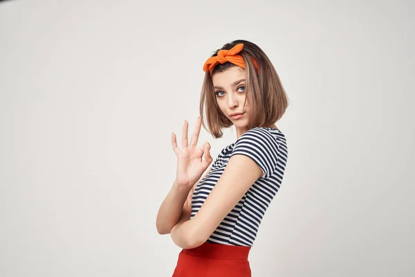 Mooie vrouw met oranje hoofdband mode decoratie poseren emotie — Stockfoto